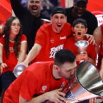 Κώστας Παπανικολάου σηκώνει την κούπα Euroleague