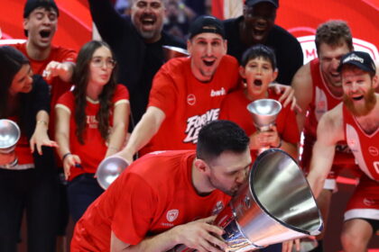 Κώστας Παπανικολάου σηκώνει την κούπα Euroleague