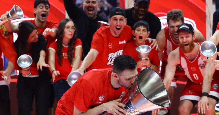 Κώστας Παπανικολάου σηκώνει την κούπα Euroleague