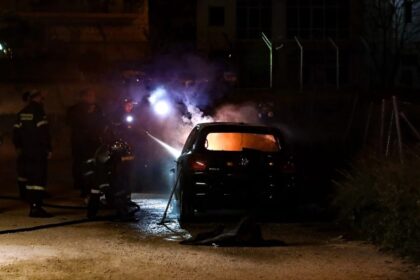 Φωτιά σε αυτοκίνητο στην Τούμπα στην οδό Γρηγορίου Λαμπράκη