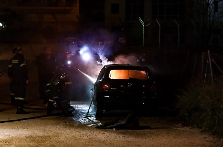 Φωτιά σε αυτοκίνητο στην Τούμπα στην οδό Γρηγορίου Λαμπράκη