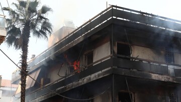 Φωτιά στο Ίλιον σε πολυκατοικία με αποθήκη ανταλλακτικών