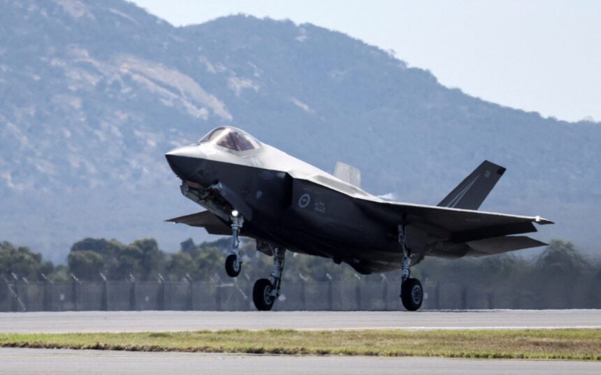 προσομοιωτές F-16 F-35 στα Χανιά με το ΓΕΑ
