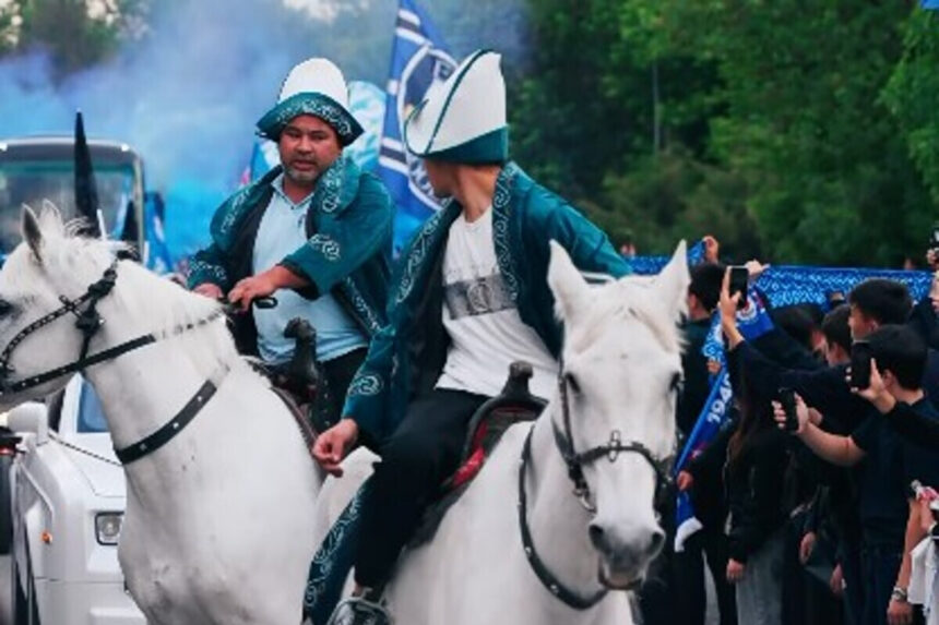 οπαδοί καβάλα σε άλογα υποστήριξη Ordabasy