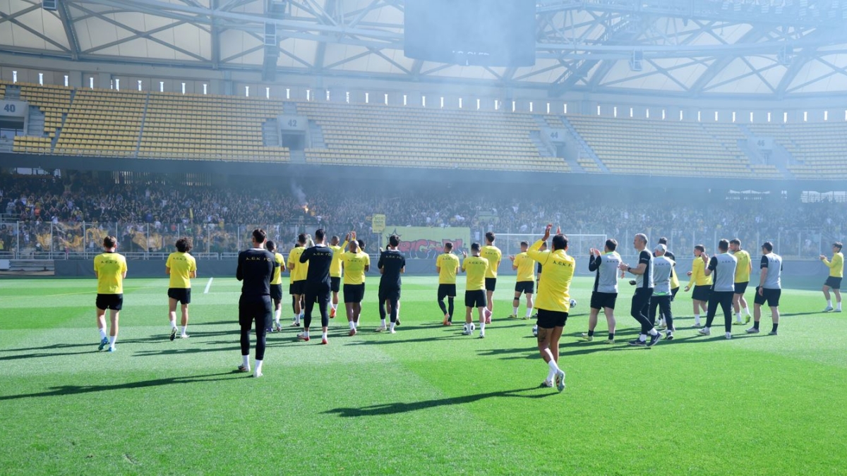 οπαδοί στην Allwyn Arena στην ανοικτή προπόνηση
