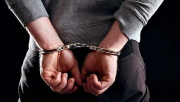 άνδρας με αλυσοπρίονο Μετόχι Αχαΐας