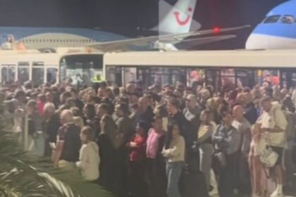 ουρές στο αεροδρόμιο της Ρόδου με επιβάτες