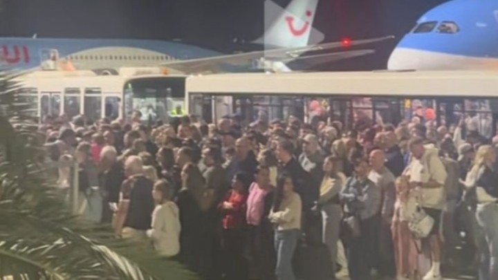 ουρές στο αεροδρόμιο της Ρόδου με επιβάτες