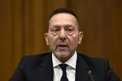 Στουρνάρας επενδύσεις σε ενέργεια και υποδομές