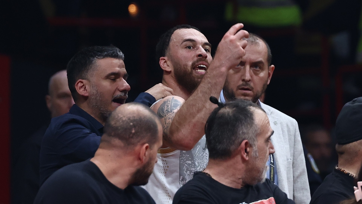 Μάικ Τζέιμς αποβολή και χειρονομίες προς διαιτητές