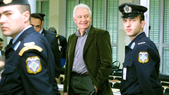 Αλέξανδρος Γιωτόπουλος έξω από το σπίτι στον Βύρωνα