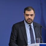 Παύλος Μαρινάκης στο ΚΠΙΣΝ με μαθητές και εφημερίδες