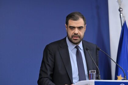Παύλος Μαρινάκης στο ΚΠΙΣΝ με μαθητές και εφημερίδες