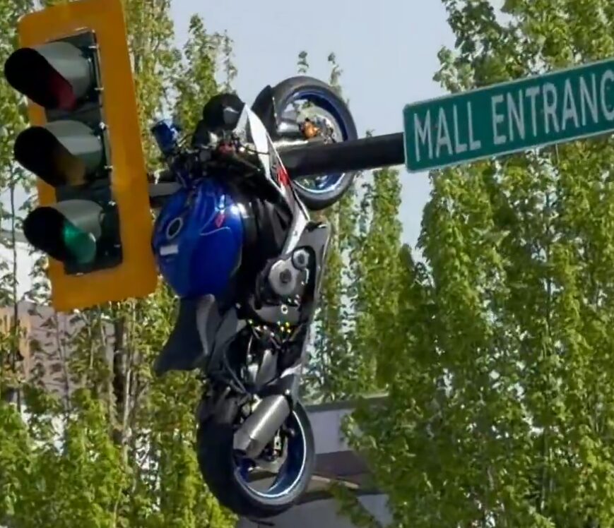 μηχανή κρεμάστηκε από φανάρι στη Scott Road Καναδά
