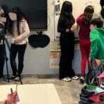 Μαθητές σε εργαστήριο Φακός της Αλήθειας στο Ηράκλειο