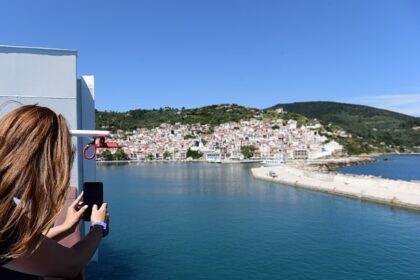Σκόπελος νησί του Mamma Mia, Άη Γιάννης και παραλίες