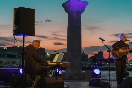 Αυτοκίνητο στη θάλασσα στην πύλη Ε2 λιμάνι Πειραιά