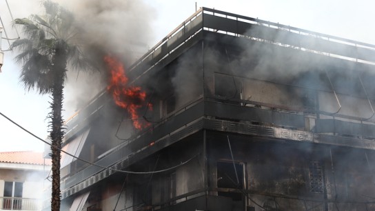 Φωτιά στο Ίλιον σε πολυκατοικία με αποθήκη ανταλλακτικών