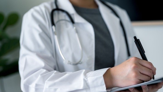 παιδίατρος κατηγορείται για σεξουαλική κακοποίηση παιδιών