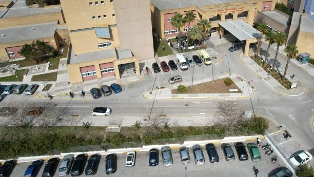 Μνημείο Γενοκτονίας Ποντίων στο Παραλίμνι με τοπίο πλατείας