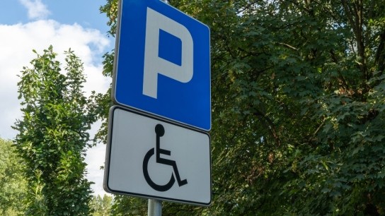 Παράνομη στάθμευση σε χώρους ΑμεΑ Αττική