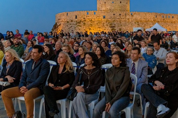 Αυτοκίνητο στη θάλασσα στην πύλη Ε2 λιμάνι Πειραιά