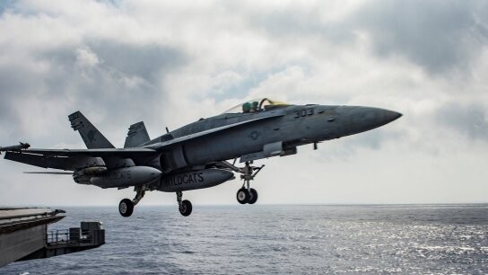μαχητικό F-18 επενέργεια στον Κόλπο του Ομάν