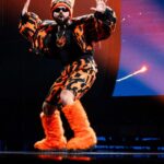 διερμηνέας στη Eurovision κατά την εμφάνιση Ακύλα