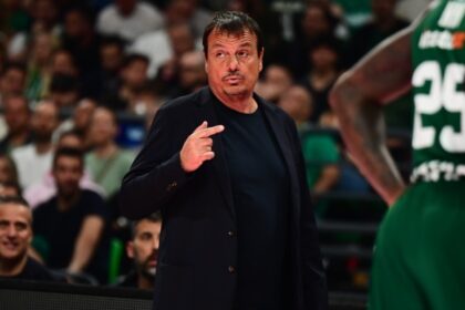 Κρις Τζόουνς Ερυθρός Αστέρας μεταγραφή
