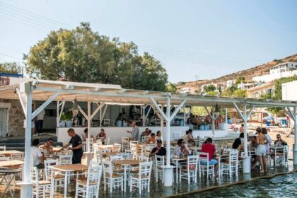 Αχλάδι Σύρου ταβερνάκι πάνω στο κύμα Βάρη