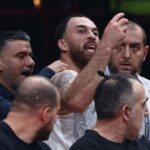 Μάικ Τζέιμς αποβολή και χειρονομίες προς διαιτητές