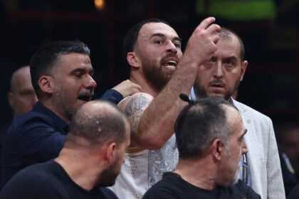 Μάικ Τζέιμς αποβολή και χειρονομίες προς διαιτητές