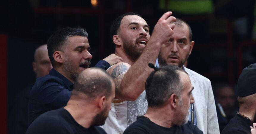 Μάικ Τζέιμς αποβολή και χειρονομίες προς διαιτητές