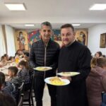 Ραζβάν Λουτσέσκου προσφέρει φαγητό στη μνήμη