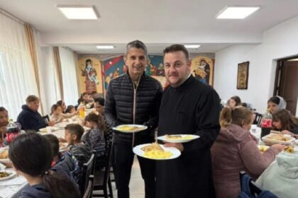 Ραζβάν Λουτσέσκου προσφέρει φαγητό στη μνήμη