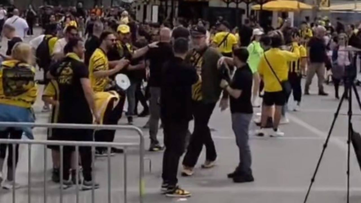 φιέστα ΑΕΚ οπαδοί έξω από Allwyn Arena