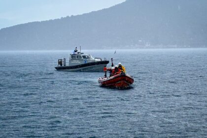 λέμβος με 36 μετανάστες νότια της Κρήτης