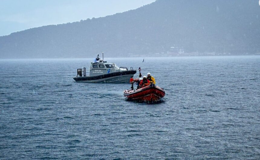 λέμβος με 36 μετανάστες νότια της Κρήτης