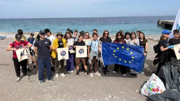 130 κιλά σκουπιδιών σε 370 μέτρα στη Ρόδο