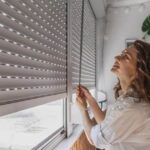 παντζούρι λίγα εκατοστά ανοιχτό για φυσικό ξύπνημα