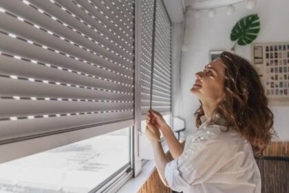 παντζούρι λίγα εκατοστά ανοιχτό για φυσικό ξύπνημα