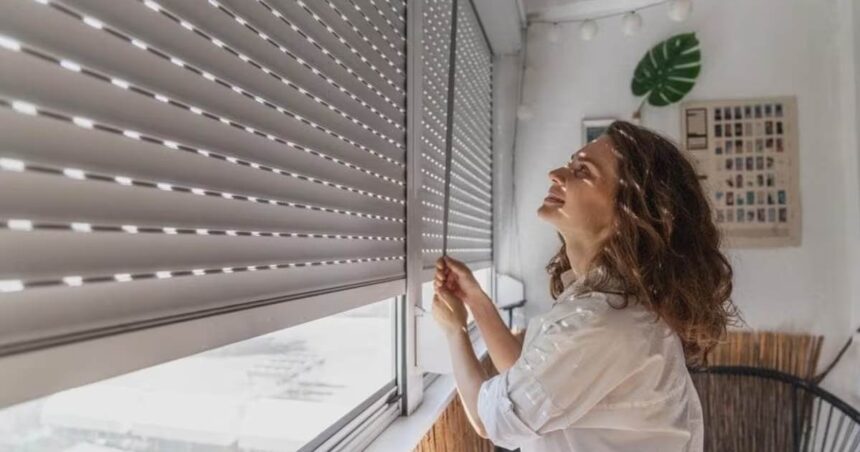 παντζούρι λίγα εκατοστά ανοιχτό για φυσικό ξύπνημα