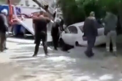 σπάσιμο αγωγού Αμπελόκηποι βύθισε αυτοκίνητο