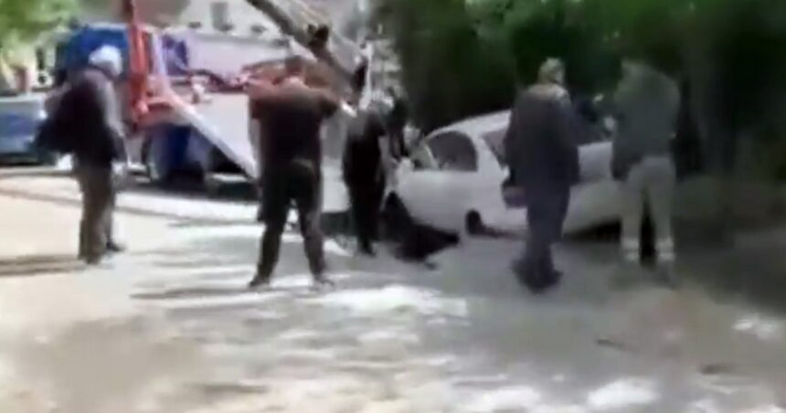σπάσιμο αγωγού Αμπελόκηποι βύθισε αυτοκίνητο