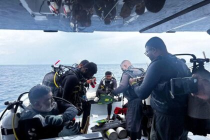 Μαλδίβες υποβρύχια σπηλιά θάλασσα δύτες