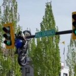 μηχανή κρεμάστηκε από φανάρι στη Scott Road Καναδά