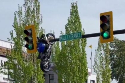 μηχανή κρεμάστηκε από φανάρι στη Scott Road Καναδά