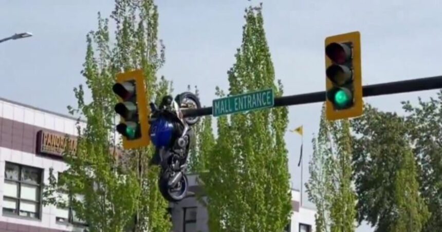 μηχανή κρεμάστηκε από φανάρι στη Scott Road Καναδά